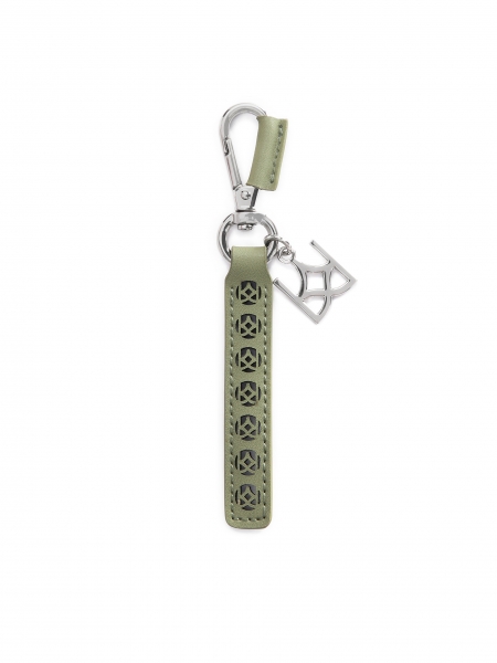Schlüsselanhänger aus grünem Leder mit Metallmonogramm und Schnappschlaufe 