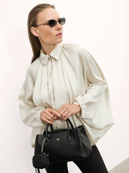 Schwarze Handtasche mit einer einzigartigen Form AMARA