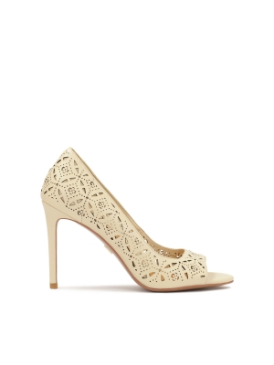 Cremefarbene Peep-Toe-Pumps mit durchbrochenem Muster 