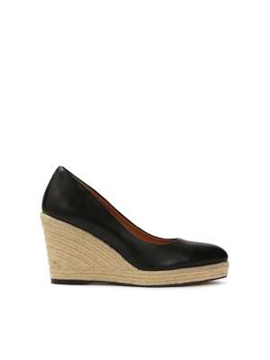 Schwarze Lederpumps auf Ankern