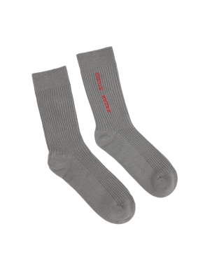 Graue gerippte Socken mit gesticktem Logo