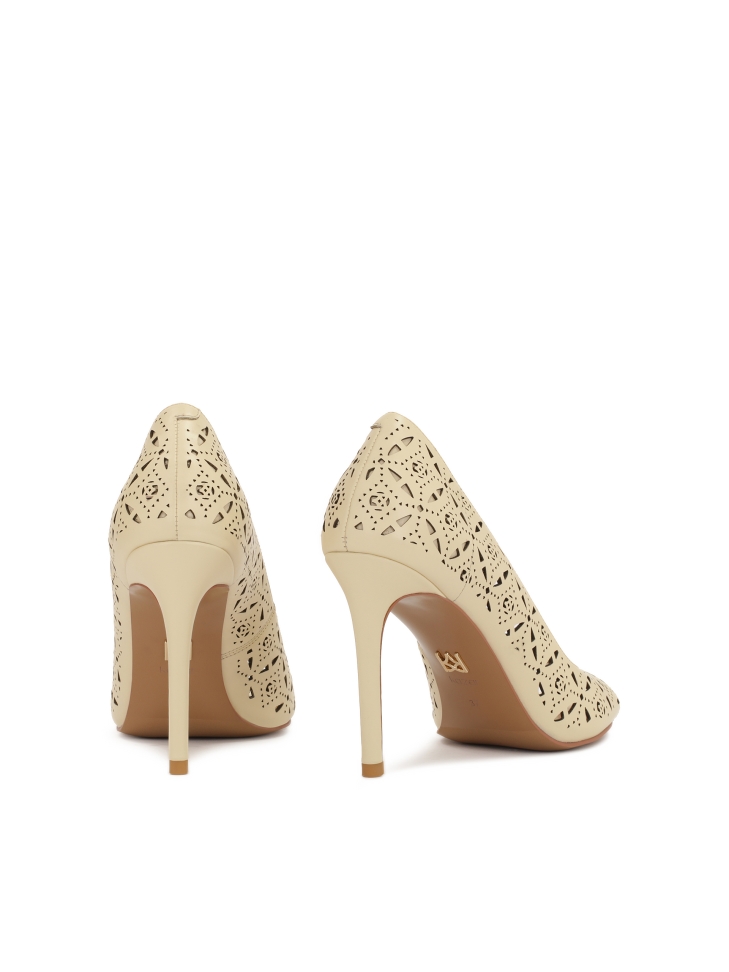 Cremefarbene Peep-Toe-Pumps mit durchbrochenem Muster  AUDE
