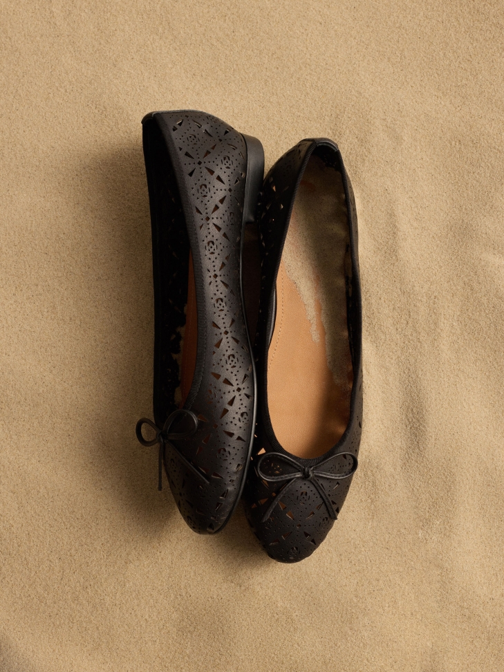 Schwarze Ballerinas mit durchbrochenem Muster EILEEN