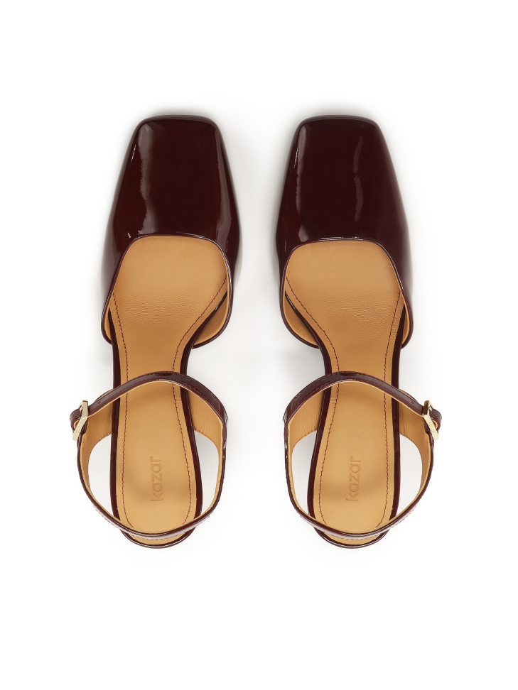 Halboffene Pumps aus kastanienbraunem Lackleder DARYA