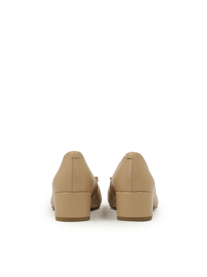 Beigefarbene niedrige Lederpumps URSULE