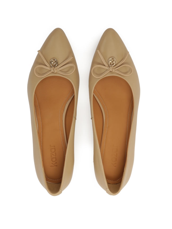 Beigefarbene niedrige Lederpumps URSULE