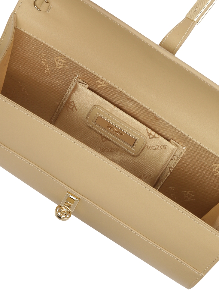 Elegante Clutch-Tasche mit monogrammiertem Verschluss von KAZAR KATTY