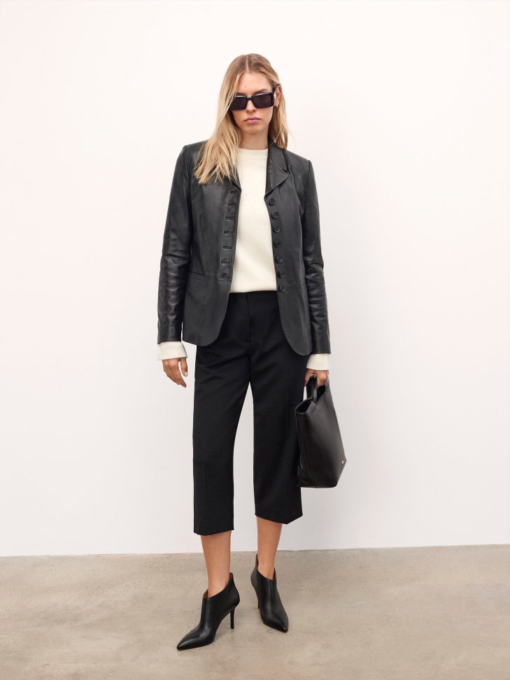 Elegante schwarze Lederhandtasche mit goldenem Logo RILEY