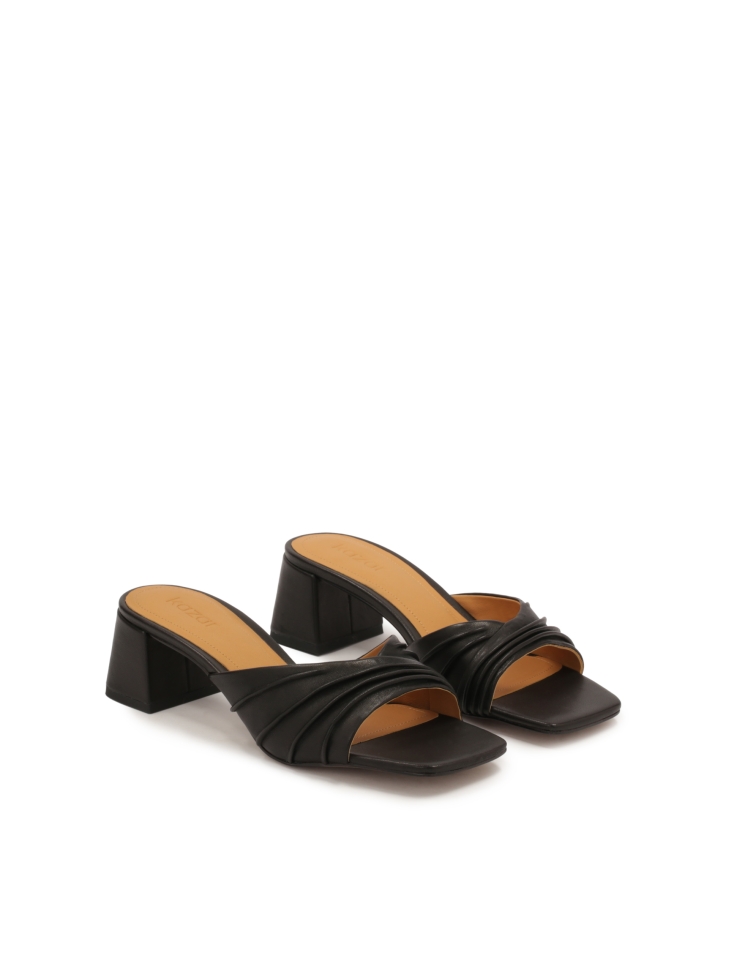 Pantoletten mit Absatz und Crinkle-Riemen SENA