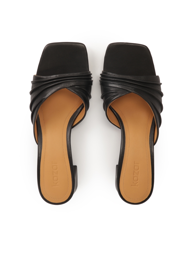 Pantoletten mit Absatz und Crinkle-Riemen SENA