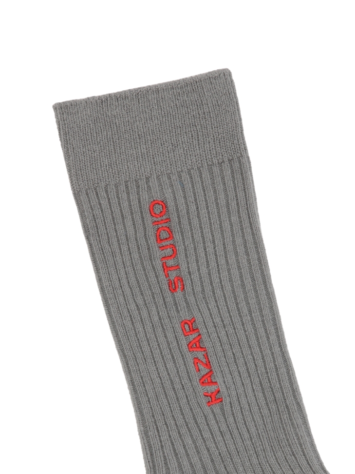 Graue gerippte Socken mit gesticktem Logo KS LUCIENNE