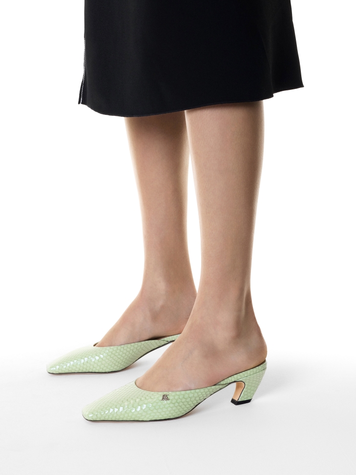 Pantoletten mit integrierter Front mit geprägtem Motiv KS LEONIE