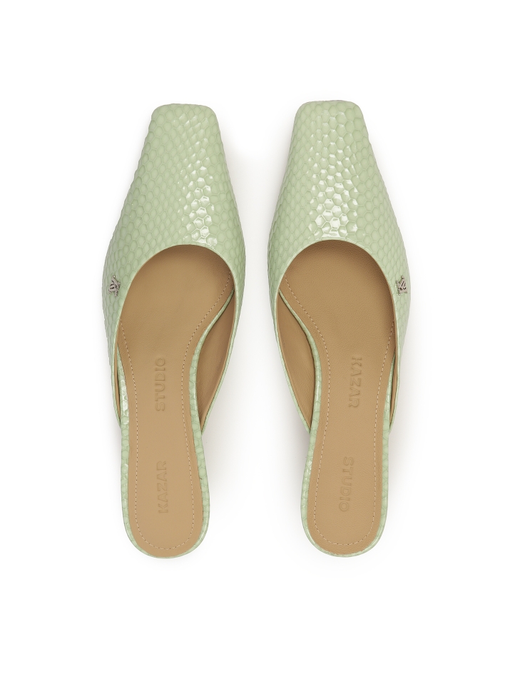 Pantoletten mit integrierter Front mit geprägtem Motiv KS LEONIE