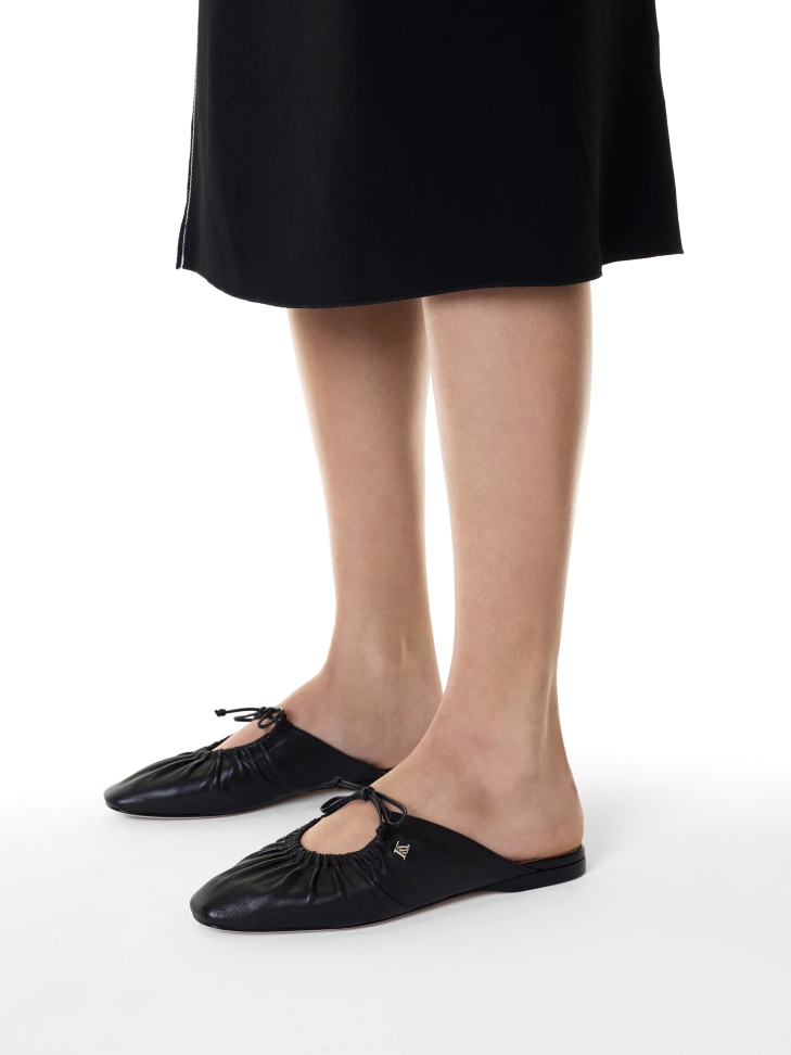 Schwarze Pantoletten mit dekorativem Schaft  KS LUCITA