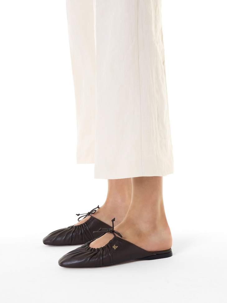 Dunkelbraune Pantoletten mit Crinkle-Oberfläche KS LUCITA