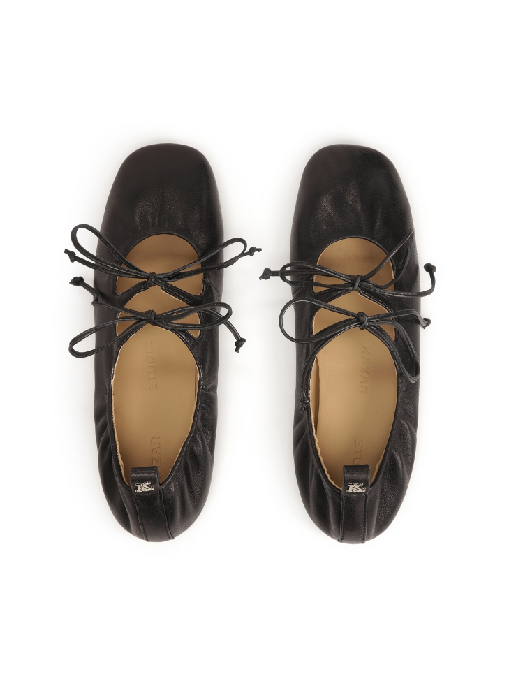 Schwarze Ballerinas, gebunden mit einem Tanga  KS AVRIL