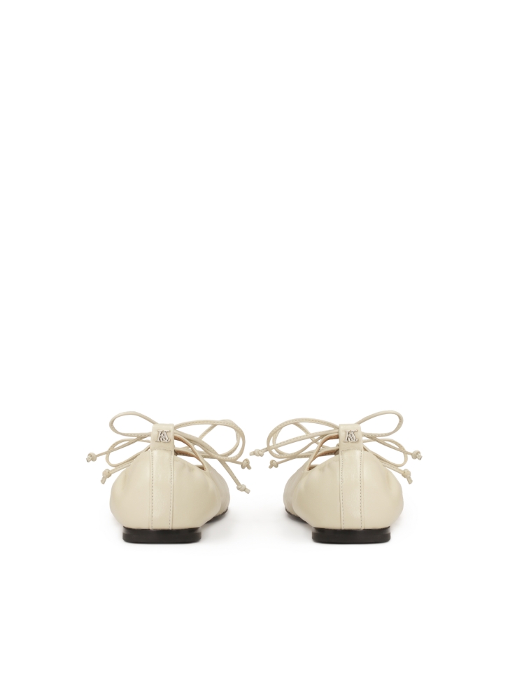 Gestufte Ballerinas aus weißem, weichem Leder  KS AVRIL