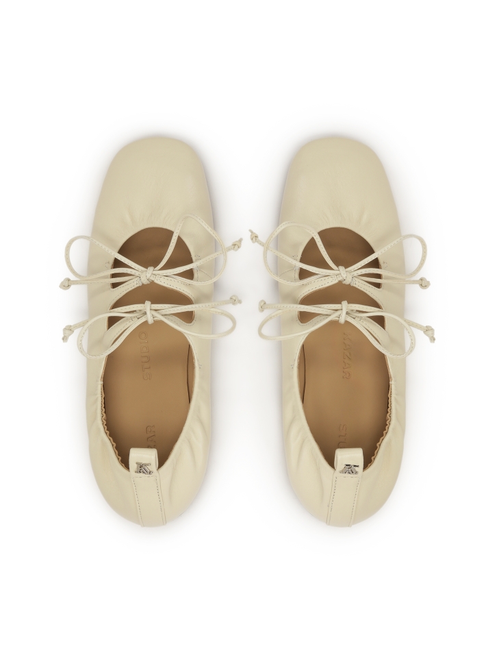 Gestufte Ballerinas aus weißem, weichem Leder  KS AVRIL