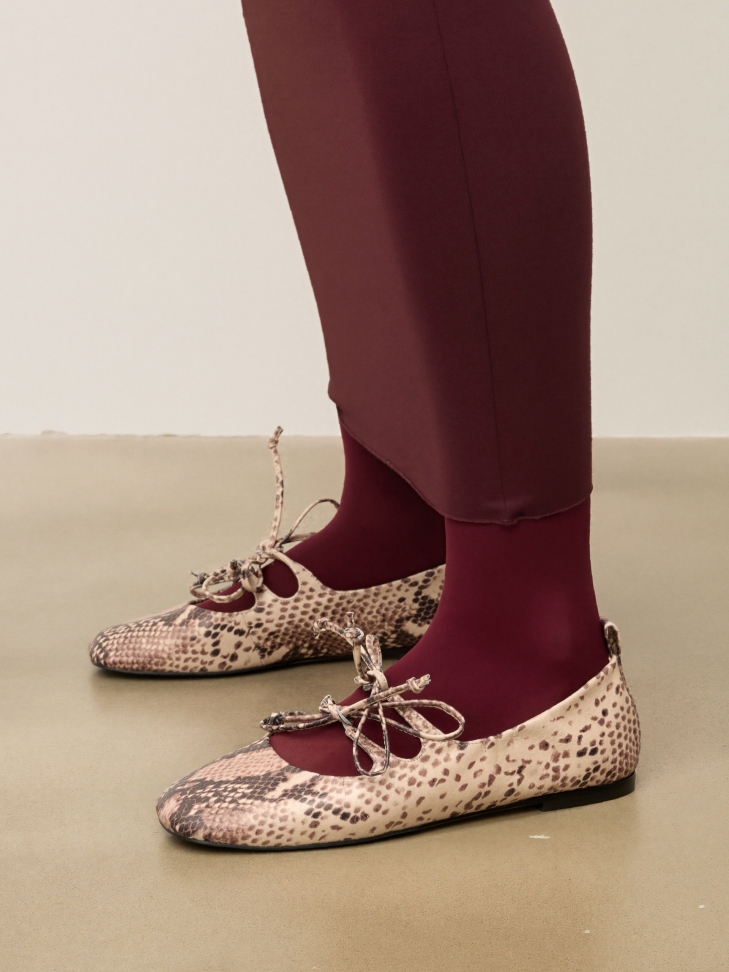 Ballerinas aus geprägtem Leder mit doppelter Bindung KS AVRIL