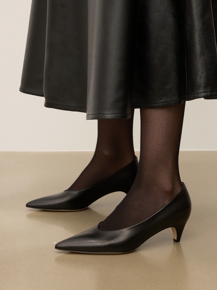 Schwarze spitz zulaufende Pumps KS NARINE