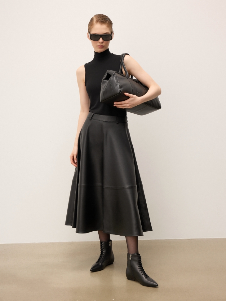 Schwarze Lederstiefel mit Reißverschluss und silberner Logo-Verzierung an der Spitze KS AMIENS