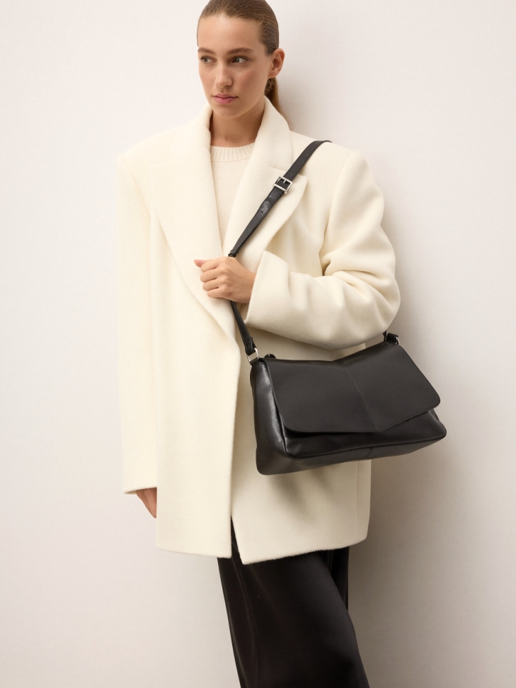 Schwarze Handtasche mit Riemen SOLEVIE